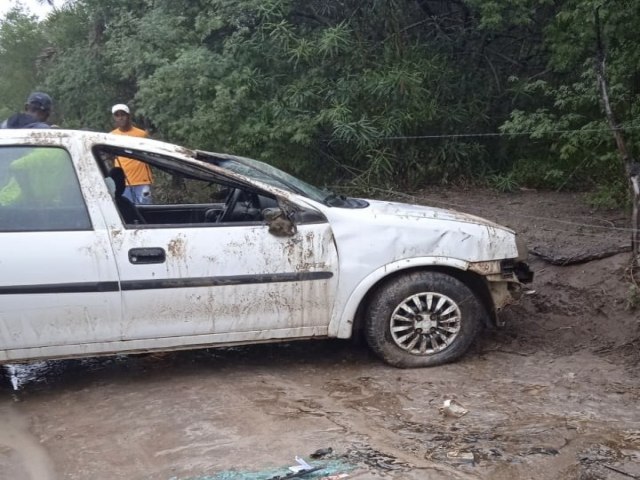 Motorista perde controle e veculo capota em estrada vicinal de Quixabeira