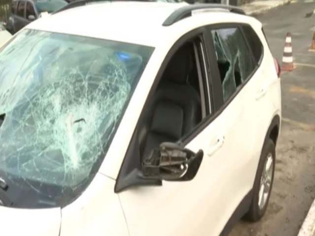 Mulher tem carro destrudo em confuso com jogadores do Vitria e detalha agresses