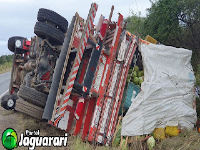 Caminho carregado com frutas e verduras tomba na BR 407, em Jaguarari