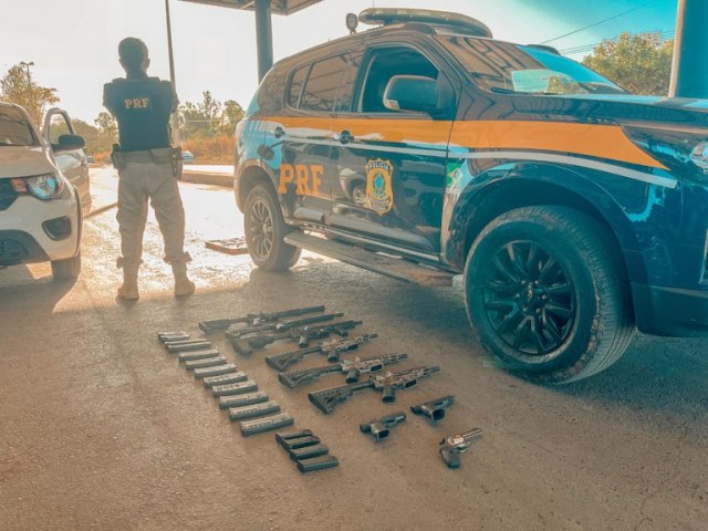 PRF apreende arsenal de armas em veculo durante fiscalizao em Barreiras (BA)