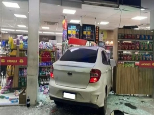 DEIXOU NOVE FERIDOS: Motorista perde controle e carro invade loja de convenincia de posto na Av. Paralela