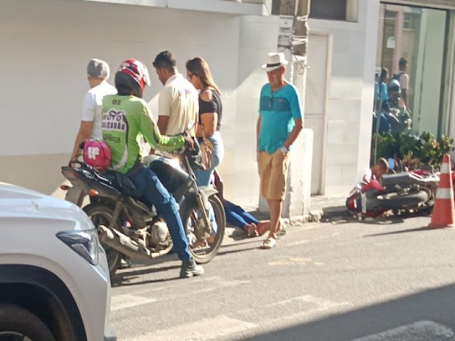 Motociclista e pedestre ficam feridos em acidente na Praa Rio Branco