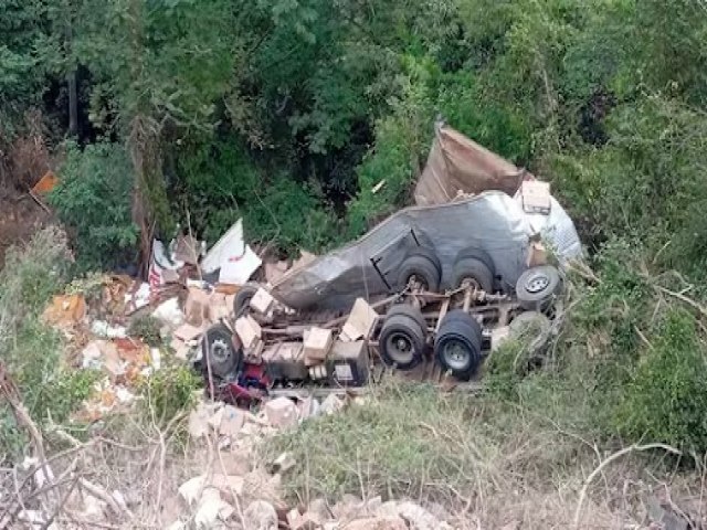 Jovem de 17 anos morre aps caminho cair em ribanceira