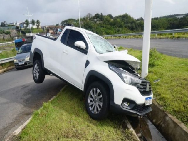 Tentativa de assalto termina em acidente na Estrada do Derba