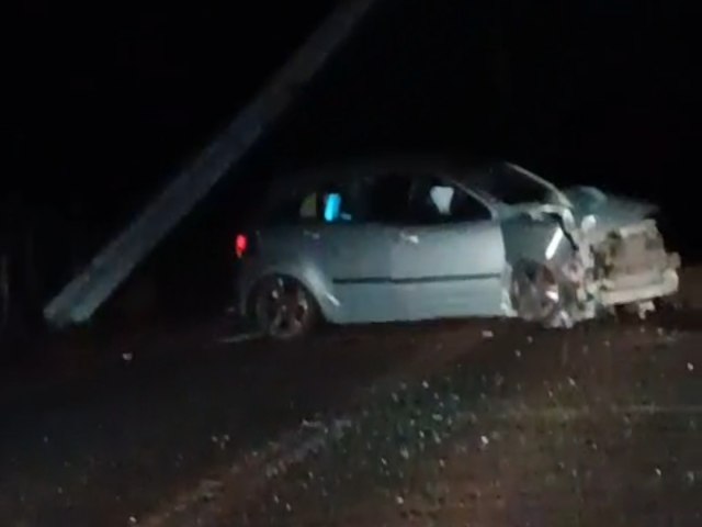 Carro colide em poste e deixa Mirangaba sem energia eltrica