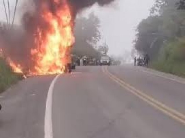 Duas pessoas morrem aps batida entre moto e nibus escolar em rodovia no sudoeste da Bahia