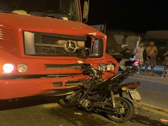 Motociclista  socorrido em estado grave aps colidir de frente com caminho e morre no hospital