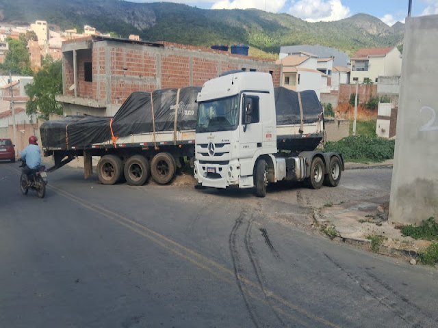 Condutor de carreta sofre acidente na ladeira do Bairro Mundo Novo em Jacobina