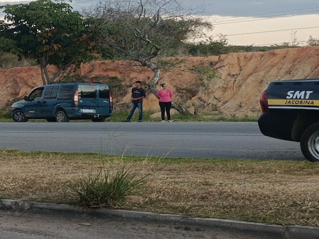 Motociclista bate em carro na Avenida Centenrio e cai em frente de carreta; por pouco no foi atropelado