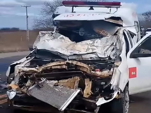 Caminho atravessa pista e se choca com ambulncia de Jussara