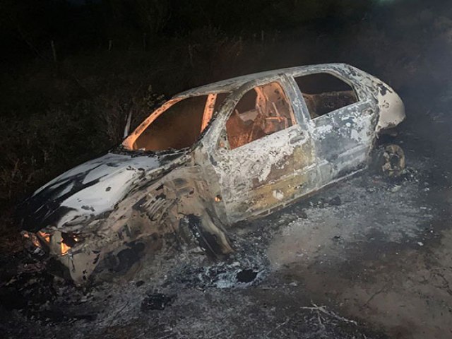 Carro  incendiado 24 horas depois de acidente com moto que deixou um morto em So Domingos