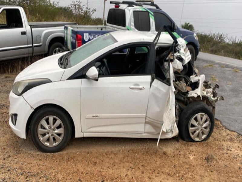 Acidente com caminho de laticnio de Santaluz deixa carro destrudo na BA-120