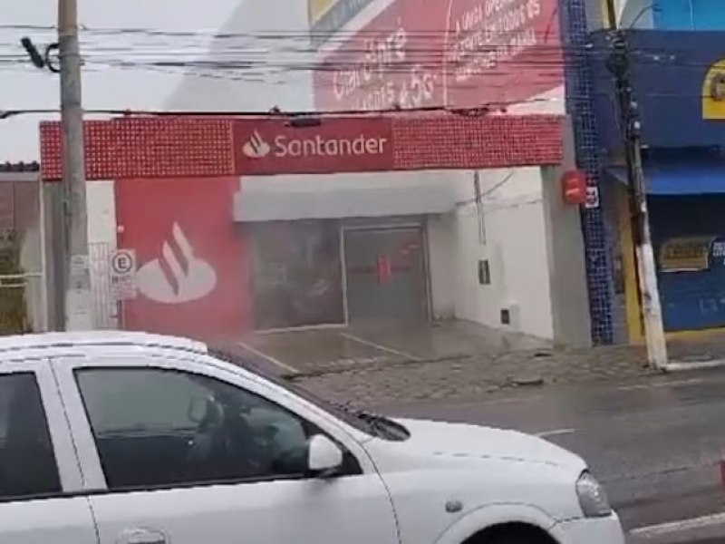 Corpo de Bombeiros  acionado para averiguar suposto incndio no Banco Santander em Jacobina