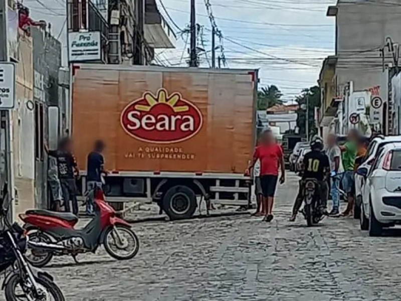 Conceio do Coit: Caminho desgovernado invade residncia no centro da cidade