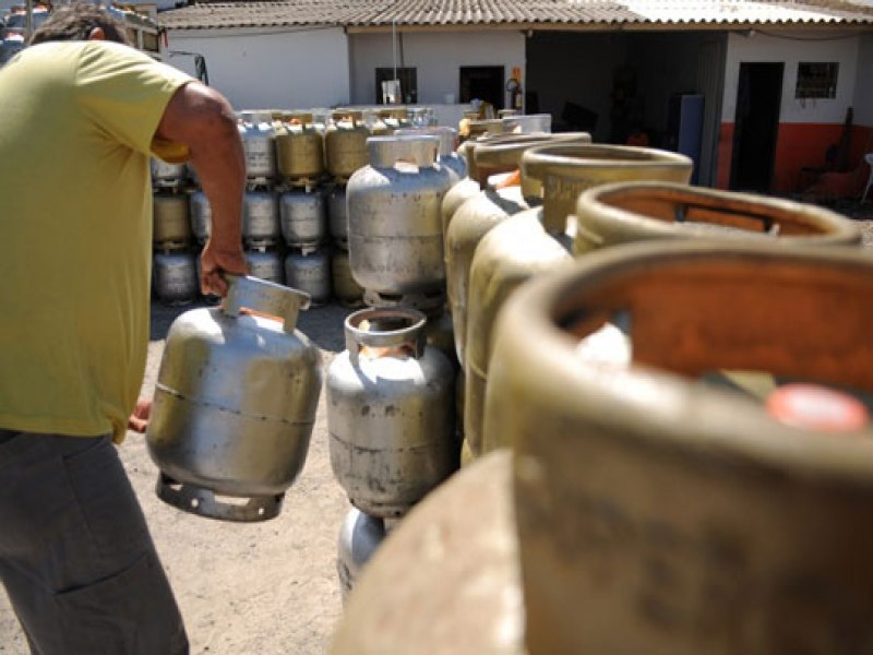 Preo do gs de cozinha na Bahia ser reajustado a partir de quarta-feira (4)