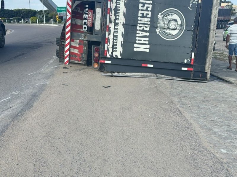 Tarde de acidentes em Capim Grosso: carreta tomba e nibus atropela motociclista