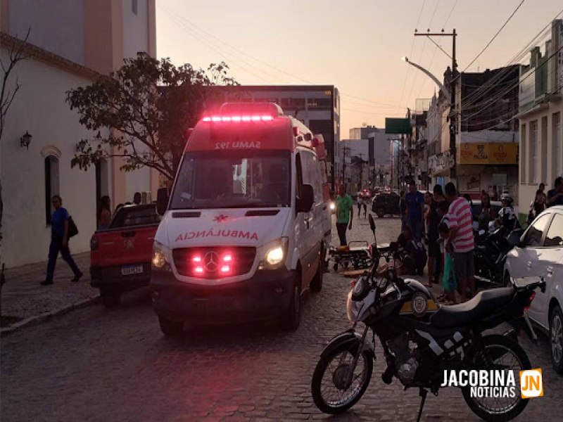 Mulher  socorrida pelo Samu aps queda de moto em Jacobina