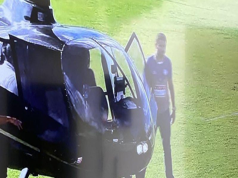 VDEO: Helicptero interompe jogo de futebol e pousa em gramado para embarque de deputado baiano