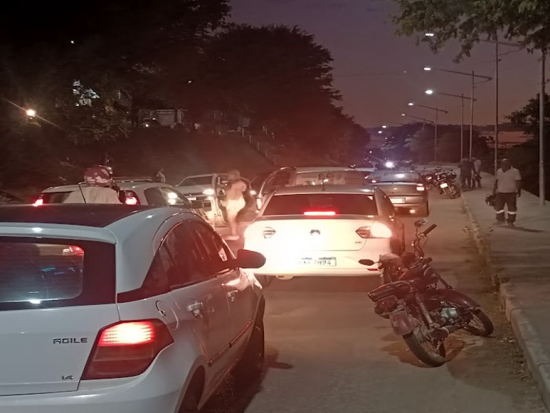 Jacobina: Coliso entre motos deixa motociclista ferido na Avenida Luiz Alberto. Buraqueira contribuiu diretamente para o acidente