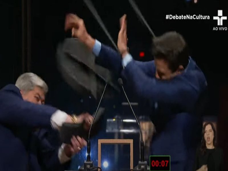 VDEO: Datena atinge Maral com cadeira durante debate ao vivo