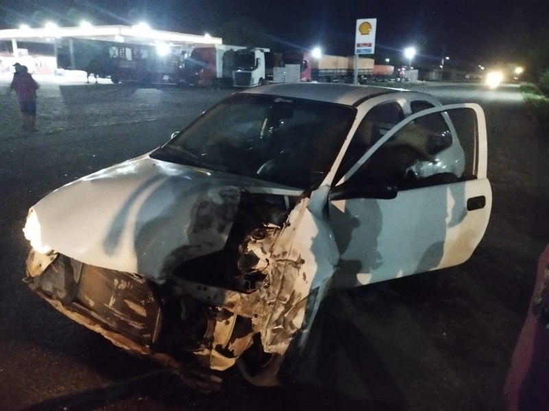 Coliso entre carreta e veculo Corsa no Bairro do Mutiro em Jacobina