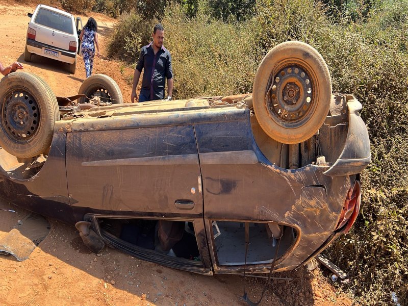 Carro capota da estrada do Mucambo em Miguel Calmon