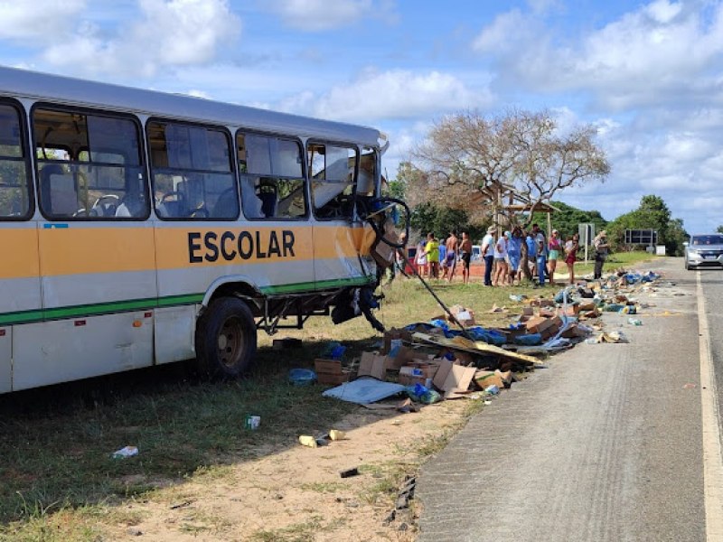 Homem morre e 22 pessoas ficam feridas aps acidente entre nibus escolar e caminho na Bahia