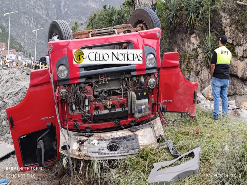 Motorista morre ao tombar caminho na BR 324, altura do Bairro da Grotinha em Jacobina