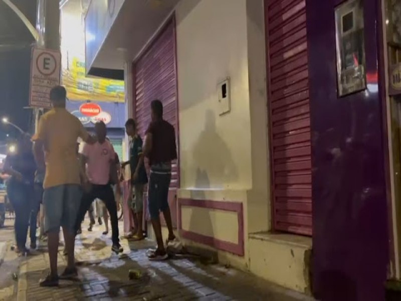 Homens brigam durante evento poltico no centro de Jacobina