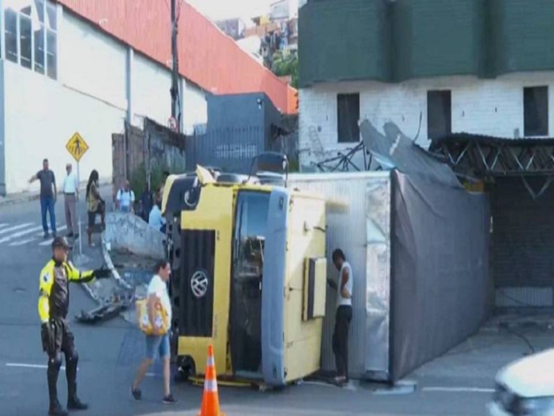 Salvador: Carreta que transportava produtos de limpeza tomba na Avenida Vasco da Gama