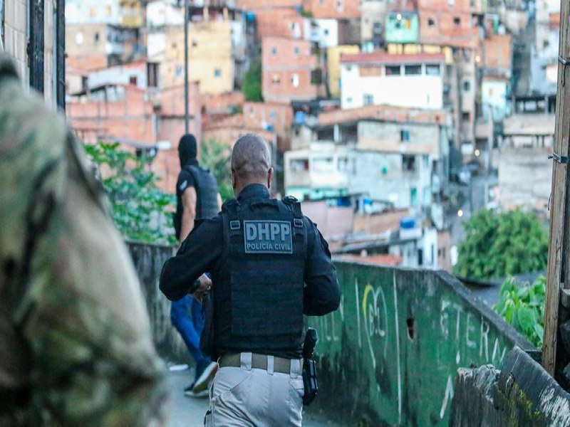 Dentro de carro, suspeitos atiram e matam trs pessoas em Salvador