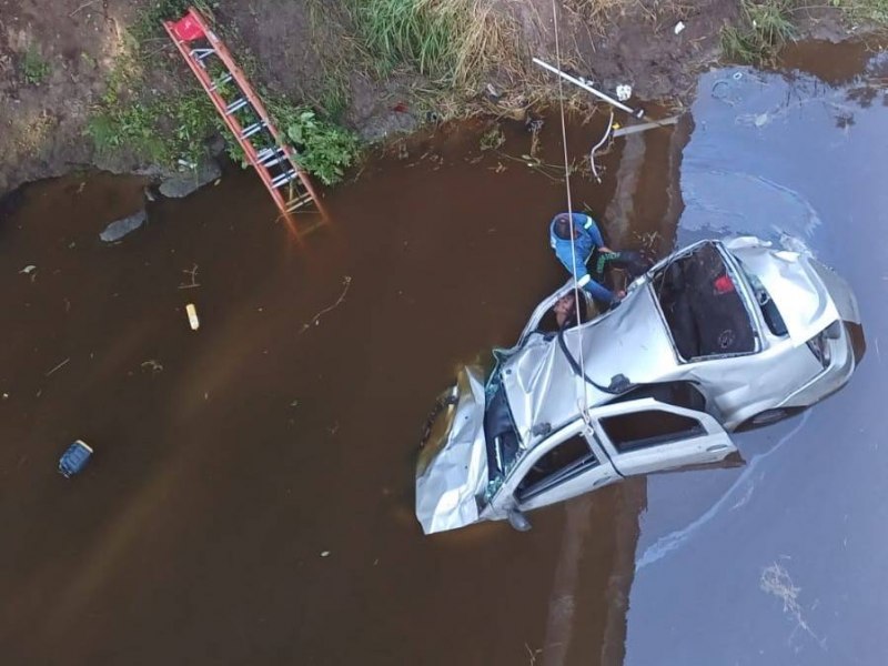 Quatro pessoas morrem e uma fica ferida aps carro cair de ponte