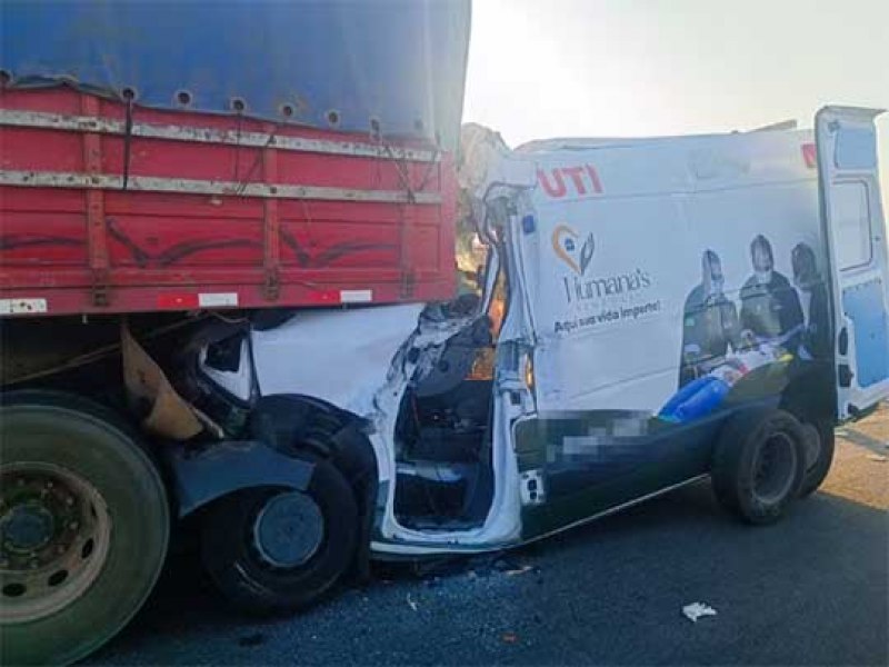 Quatro pessoas morrem aps batida entre ambulncia e caminho na Bahia; mdico e enfermeiro esto entre as vtimas