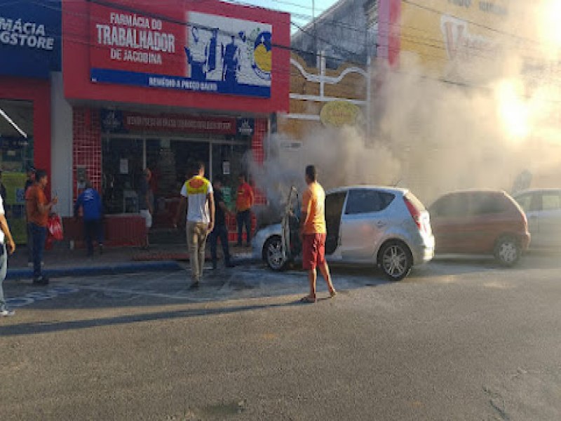 Jacobina: Veculo pega fogo na Praa Rio Branco