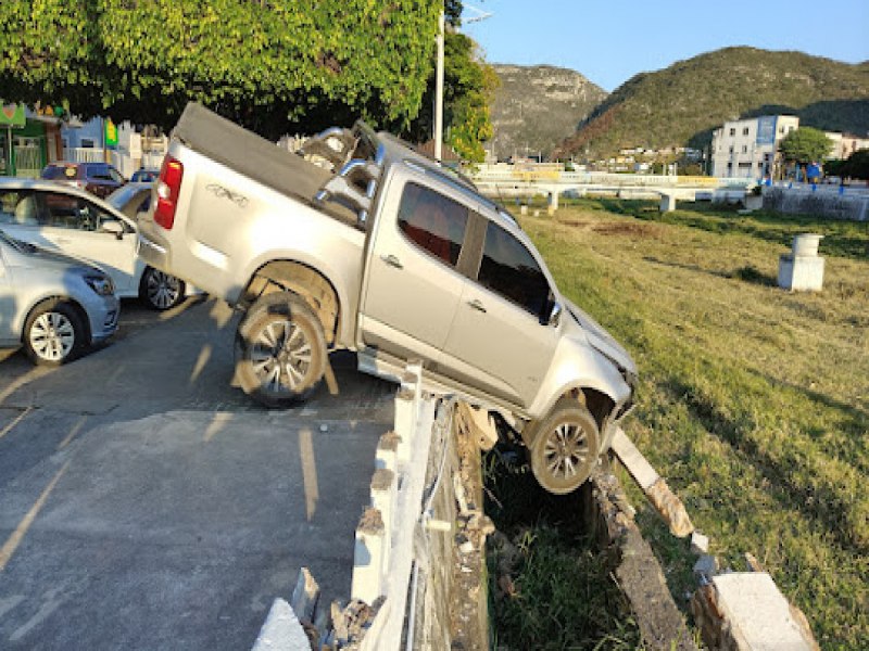 Condutor de S10 perde o controle da direo e cai no cais do Rio Itapicuru Mirim em Jacobina