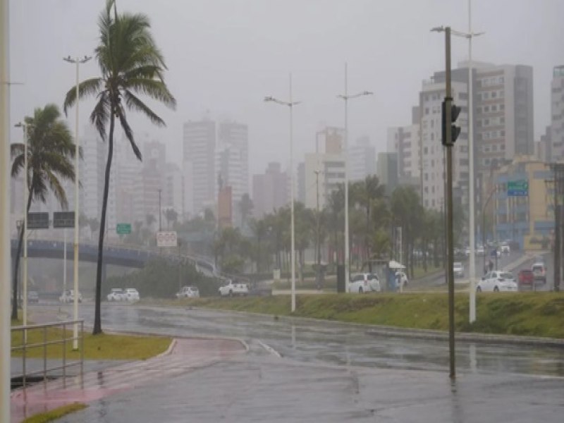 Frente fria chega em Salvador e previso  de 90% de chuva nesta tera (15)