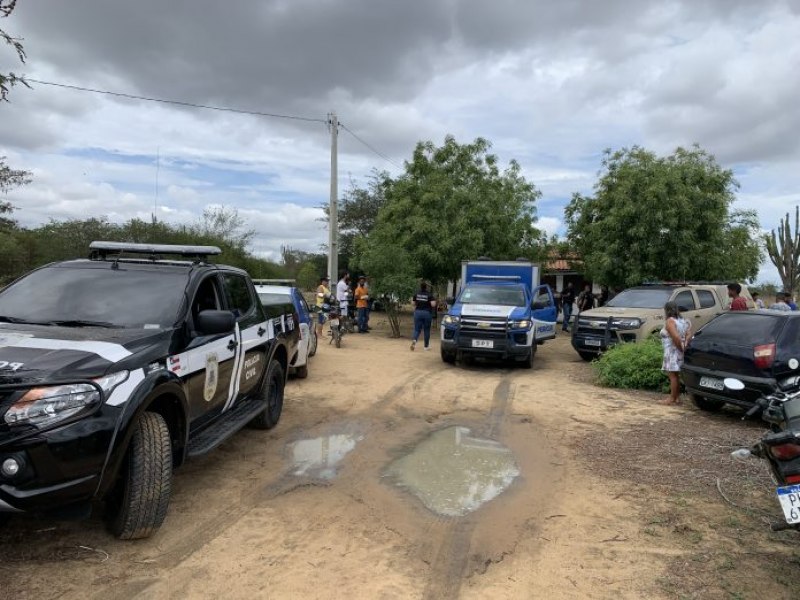 Irmos de 22 e 29 anos so mortos a tiros aps casa ser invadida por homens armados na zona rural de Quixabeira