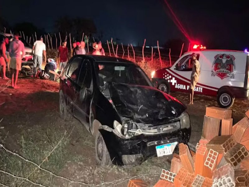 Dois homens ficam gravemente feridos aps acidente com cavalo