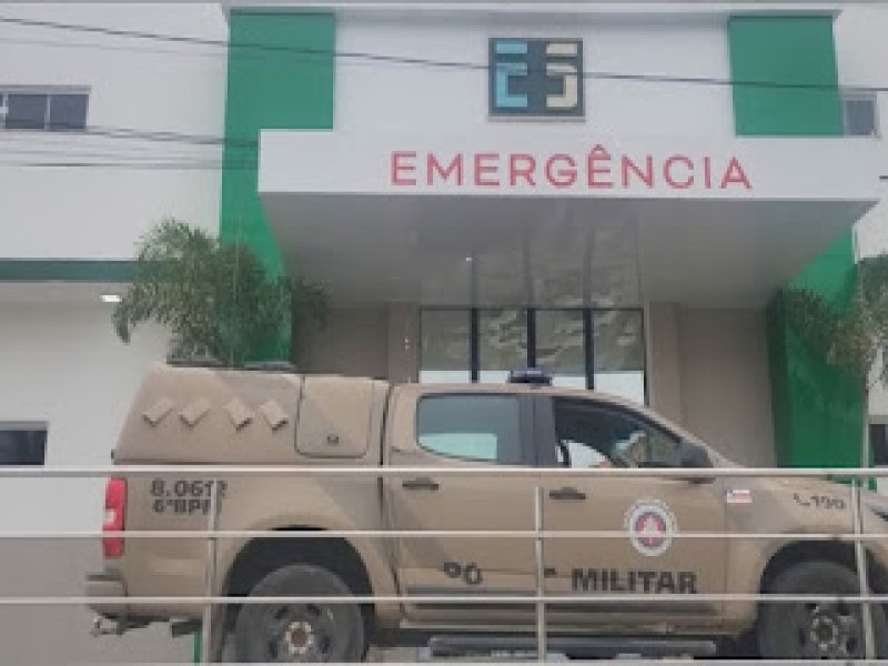 Dois homens so baleados enquanto chegavam em casa