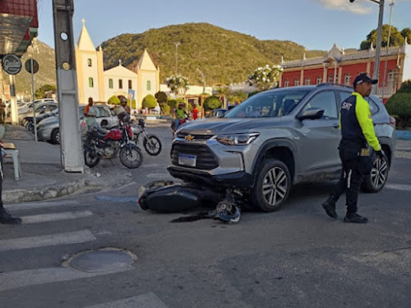 Motociclista fica ferido ao colidir com carro na Praa Castro Alves em Jacobina