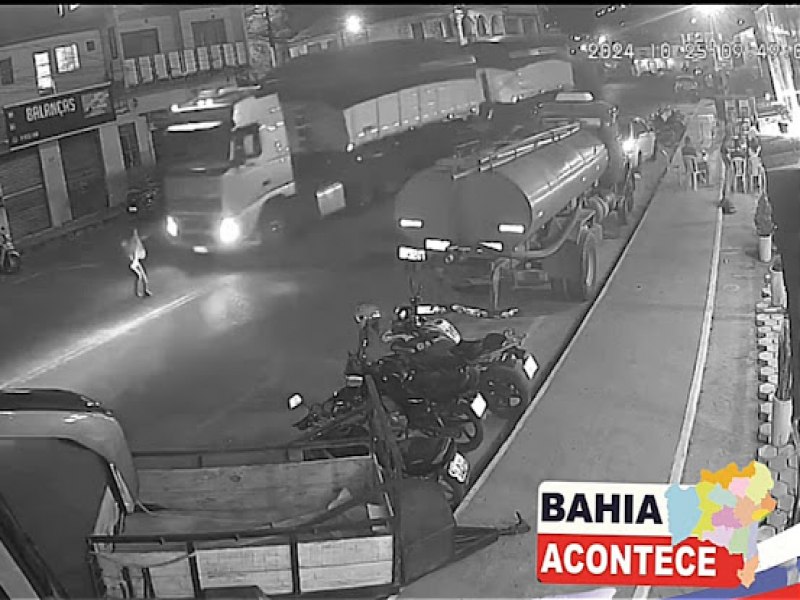 Suicdio tentado em Jacobina; mulher se joga na frente de bitrem mas carreteiro e populares conseguem evitar o pior. Veja vdeo