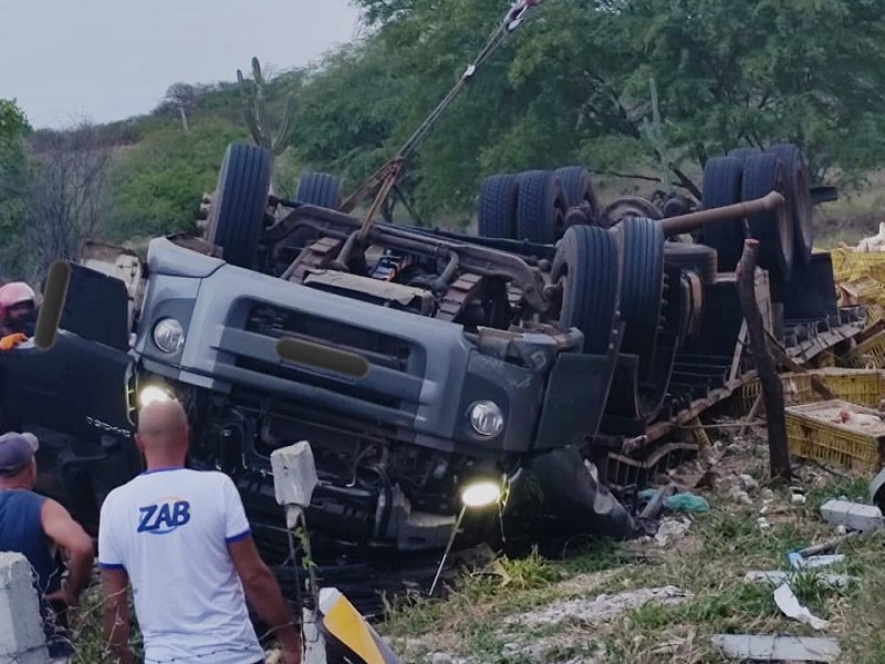 Motorista morre aps carreta carregada de galinhas tombar na BA-026, prximo ao Distrito de Sussuarana, em Tanhau