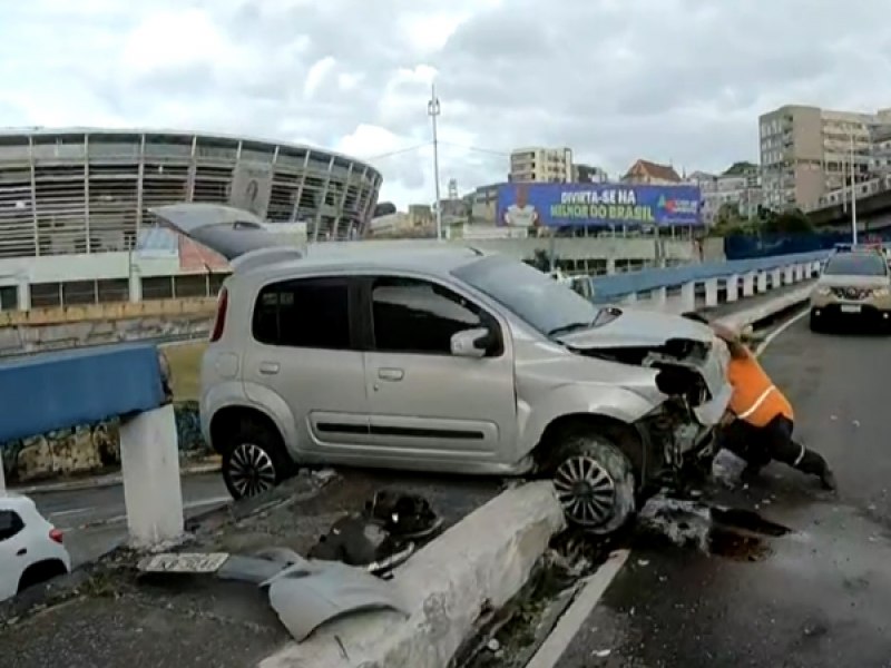 Motorista perde controle e carro quase cai em viaduto na Avenida Bonoc