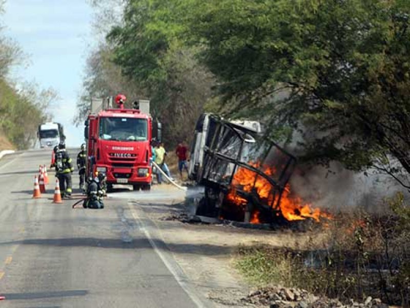 Caminho com carga de cobre pega fogo na BR-116 entre Euclides da Cunha e Tucano; chamas atingem vegetao