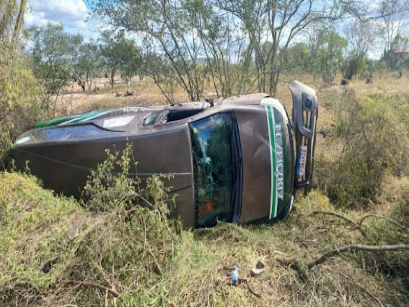 Carro de funerria de Jacobina tomba depois de sair da pista na BR 324 prximo a Tanquinho