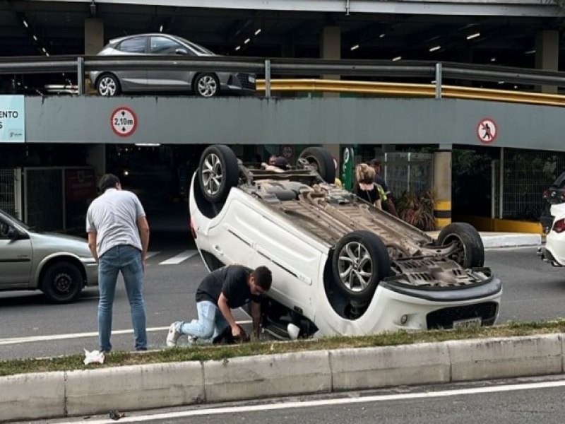 Carro capota em rua prxima a shopping e deixa trnsito lento no Caminho das rvores