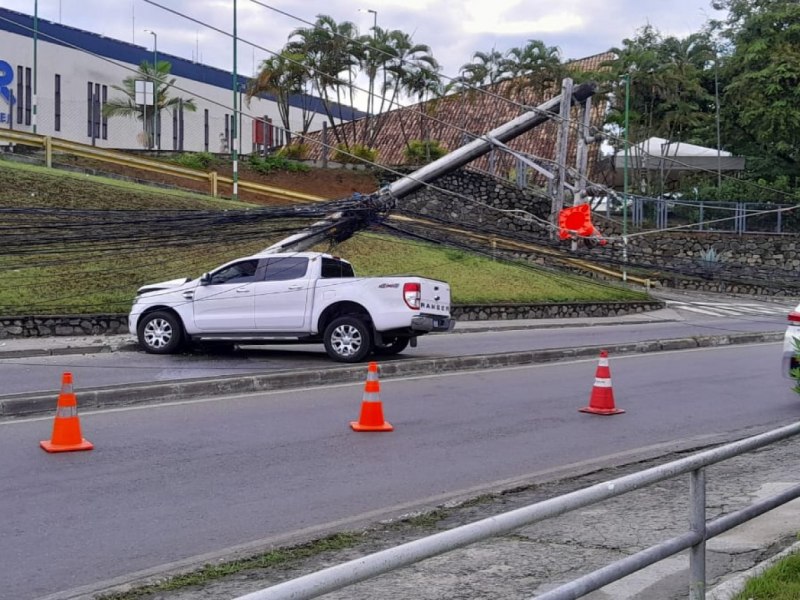 Salvador: Carro derruba dois postes em So Rafael e afeta trnsito na regio