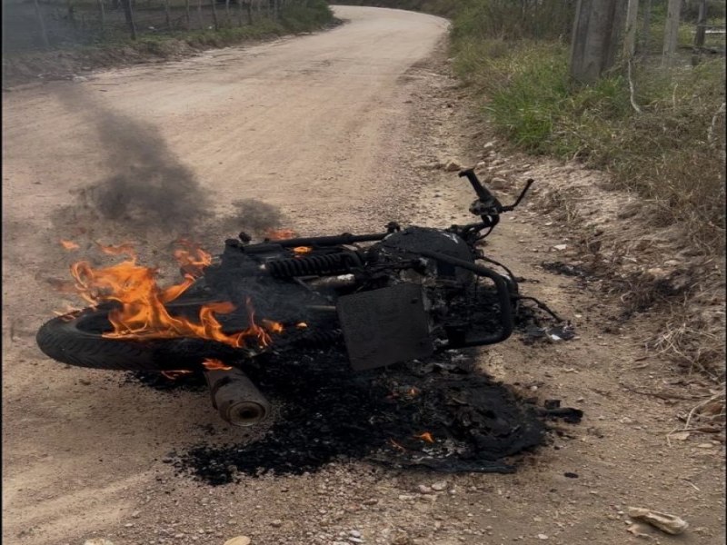 Motocicleta  encontrada incendiada no Permetro Urbano de Capim Grosso