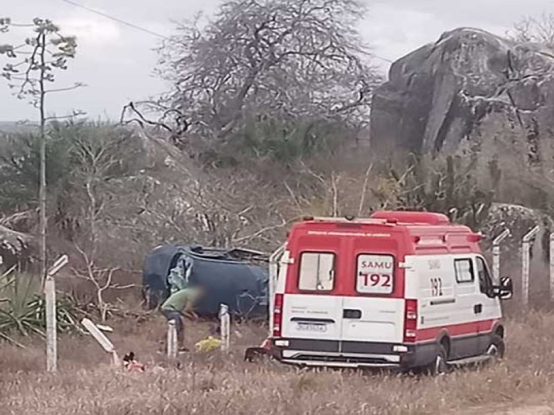 Carro com famlia de Nordestina capota aps motorista tentar evitar coliso com moto na BA-120, entre Santaluz e Queimadas