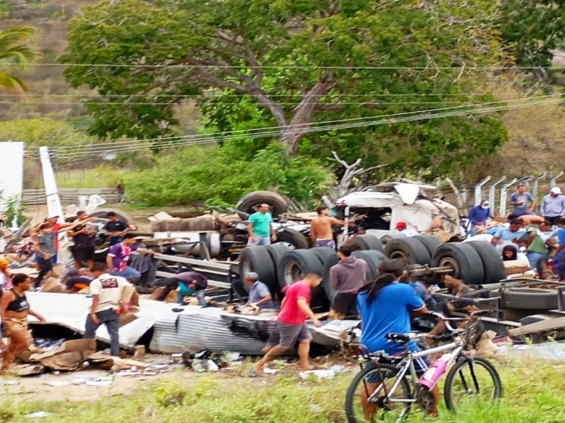 Vdeo: Acidente com carretas na BR-116 deixa dois mortos em Milagres; carga foi saqueada